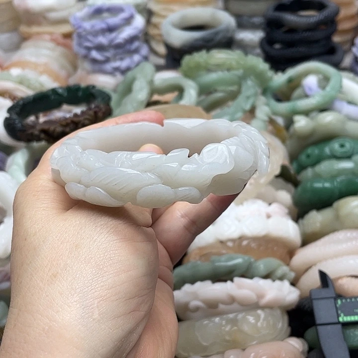 未镶嵌手镯石英岩玉