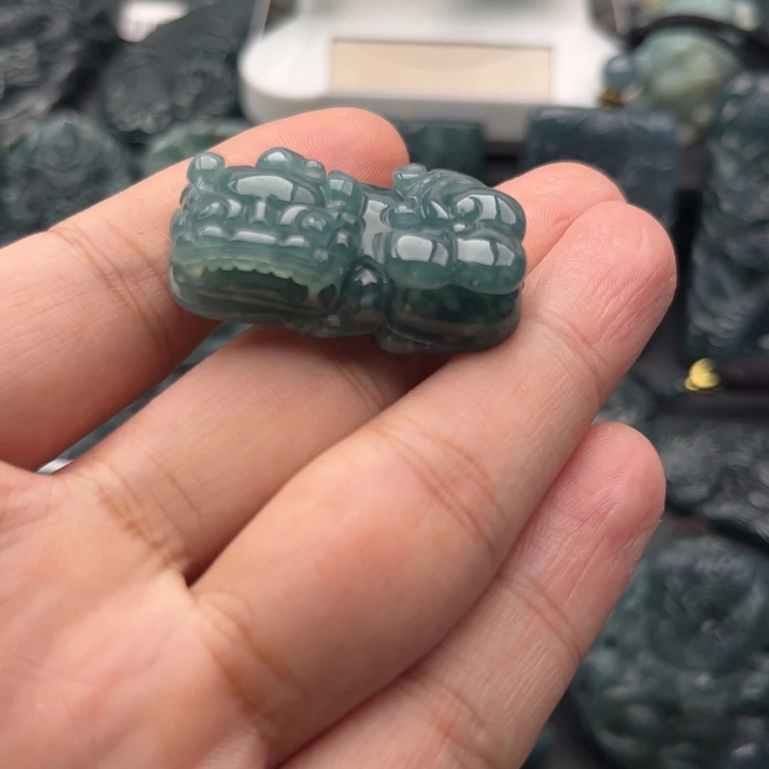 翡翠未镶嵌颈饰貔貅