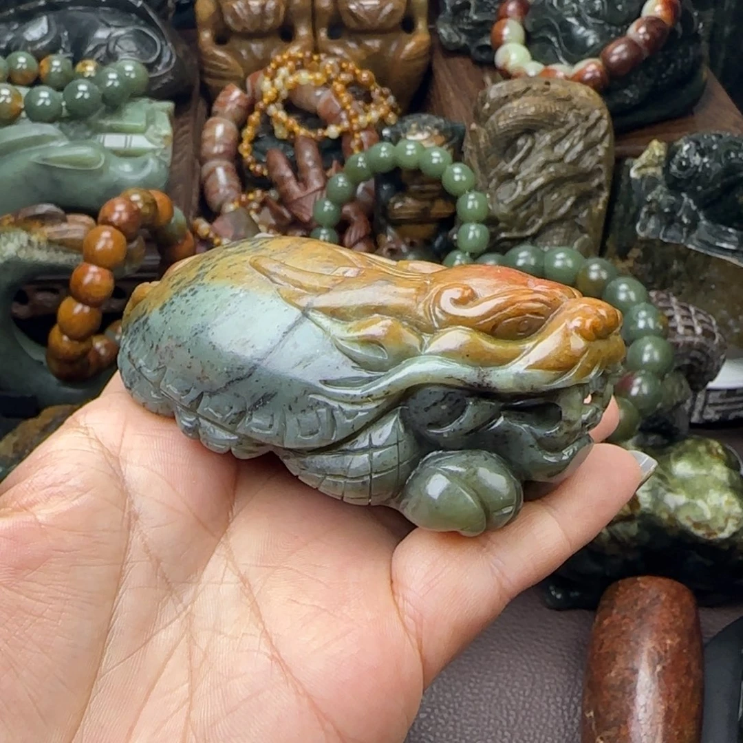 自***奴透闪石质玉未镶嵌珠宝奇石