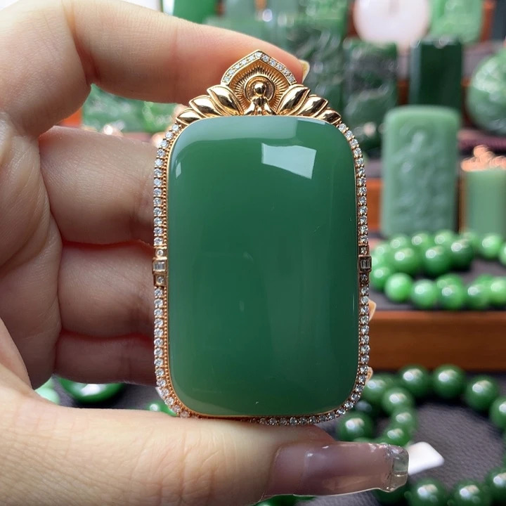 颈饰18K金镶嵌和田玉