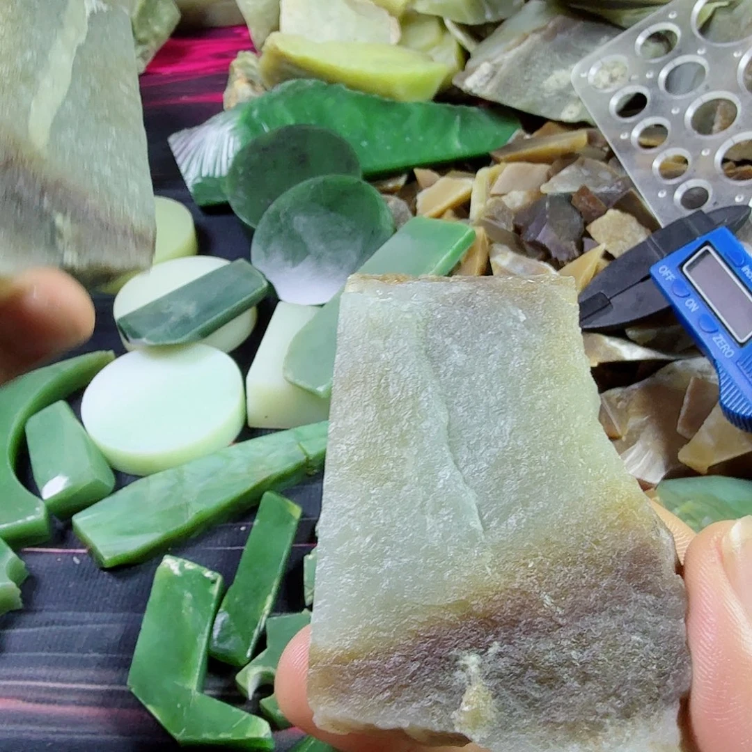 蓝***9和田玉（糖玉）未镶嵌珠宝奇石