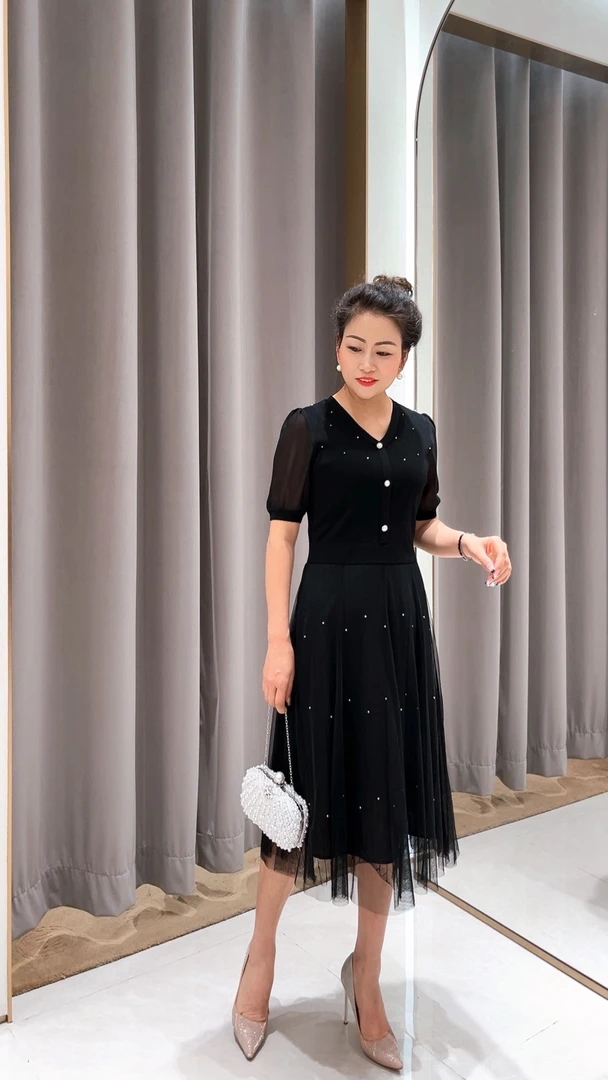 黑色V领针织连衣裙