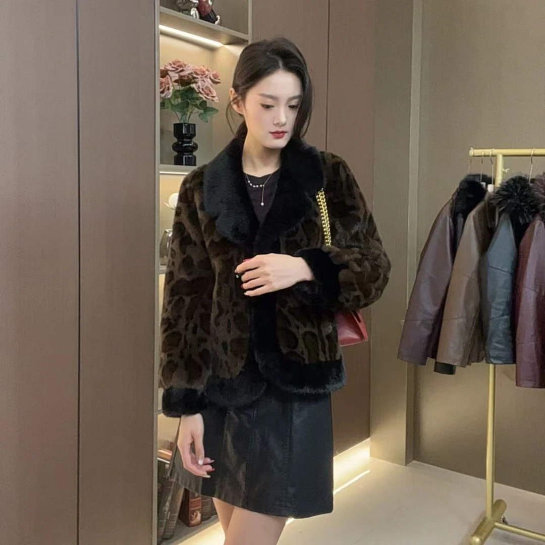 纽扣时尚风短款常规中老年女装冬季皮衣时尚女款女装