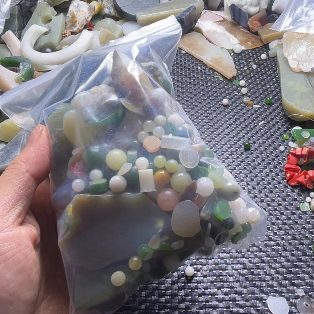 小***豆和田玉（糖玉）未镶嵌挂件