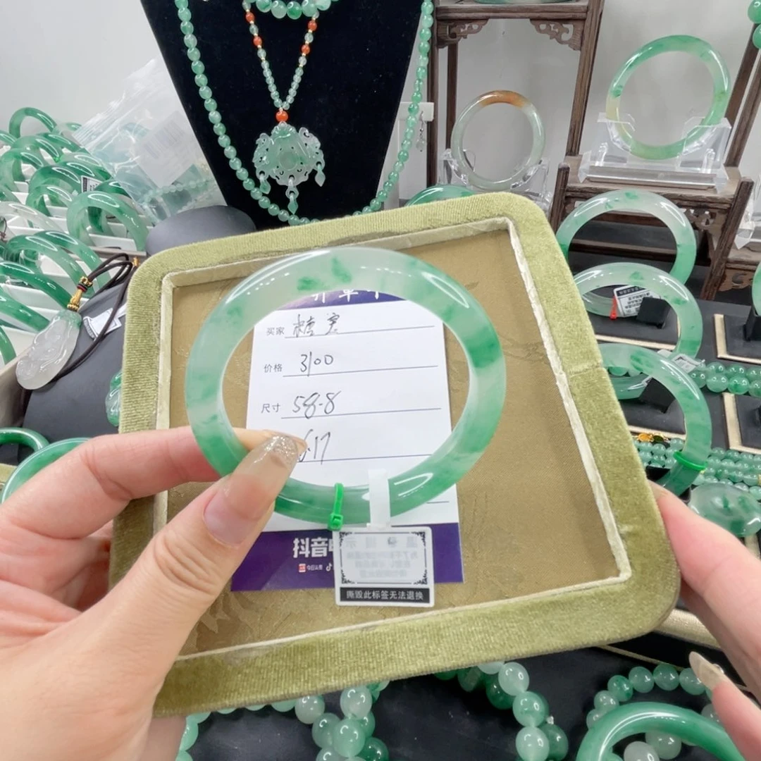 石英质玉（非洲翠）手镯未镶嵌