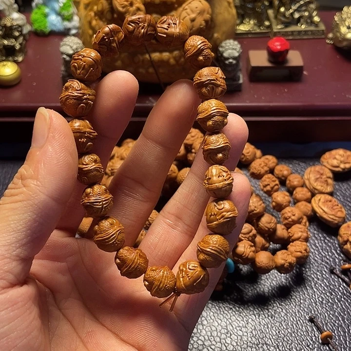龙纹桃核雕刻瑕疵吞金兽