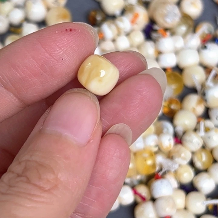 未镶嵌蜜蜡裸石9.4mm一个