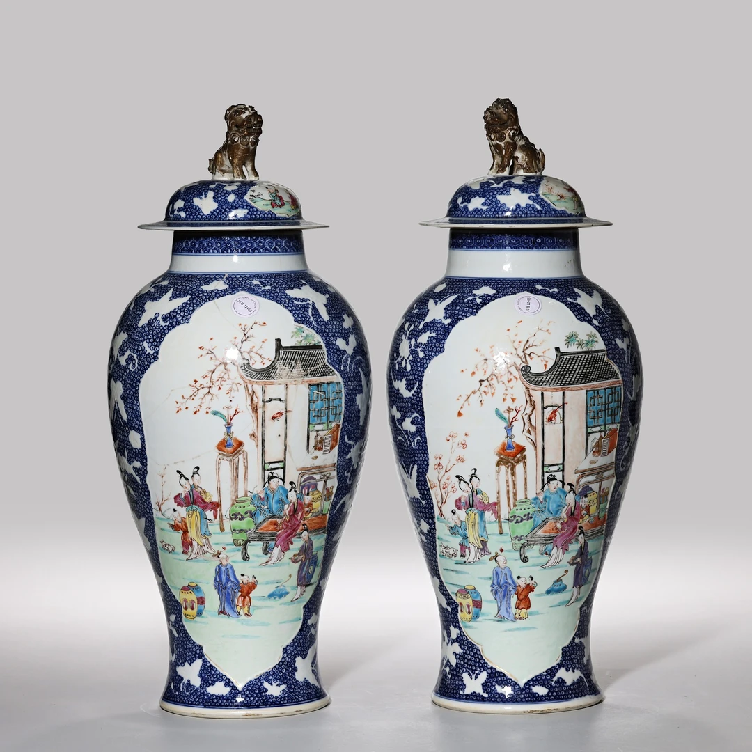 4249清乾隆·青花留白化蝶开窗粉彩人物故事纹盖瓶一对【古董拍卖】