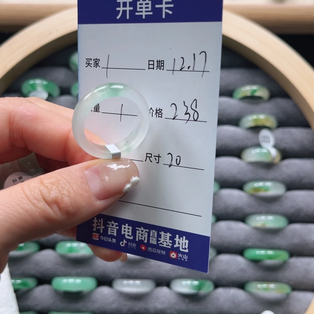 未镶嵌石英质玉戒圈l****y