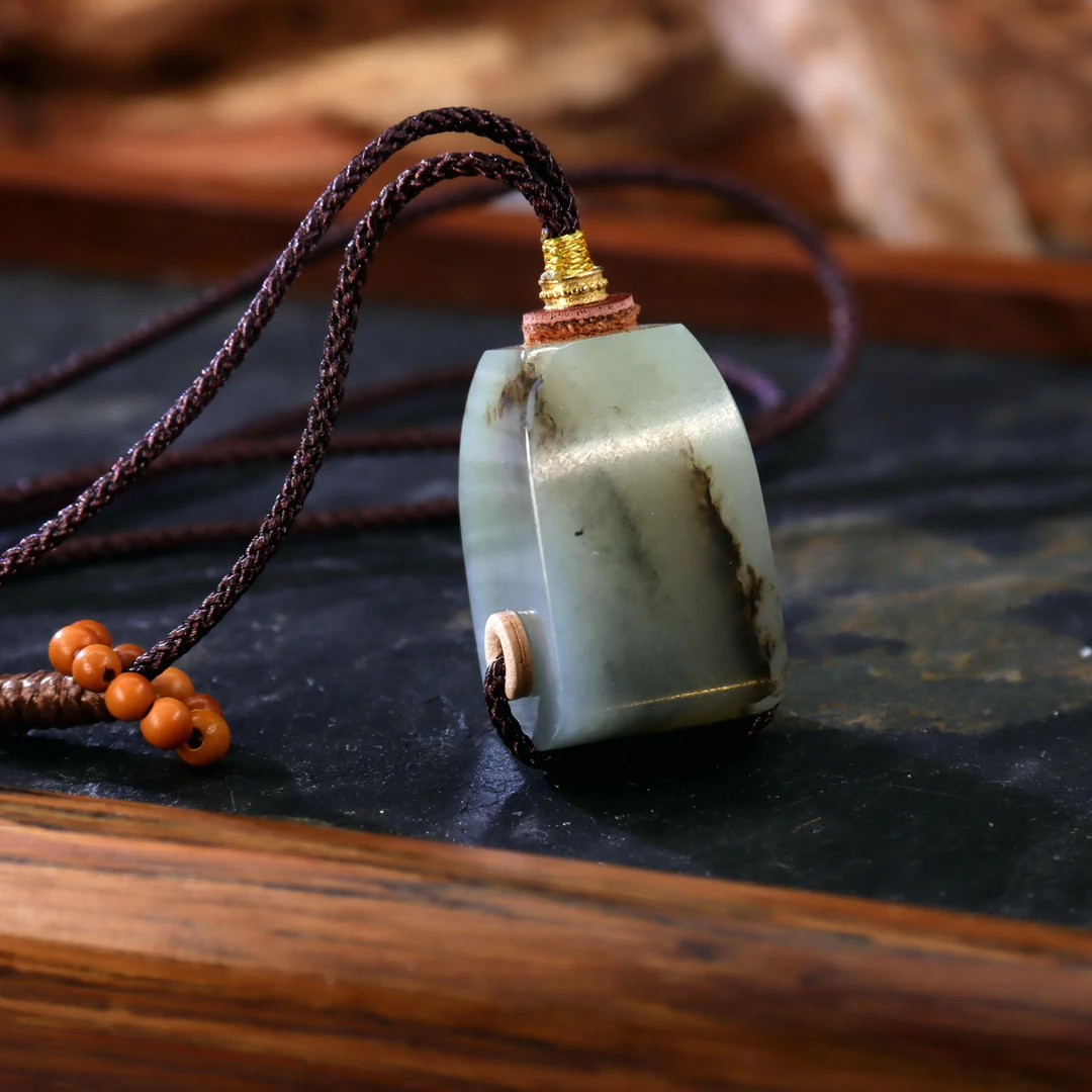 <慧芳>21*14mm青花和田玉吊坠18K金