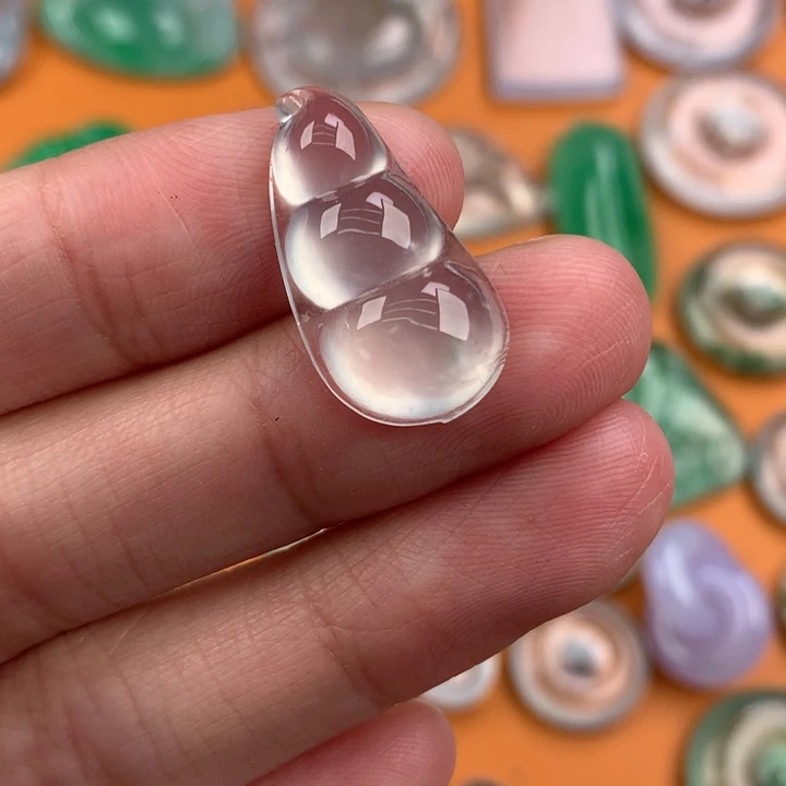 翡翠挂件未镶嵌….