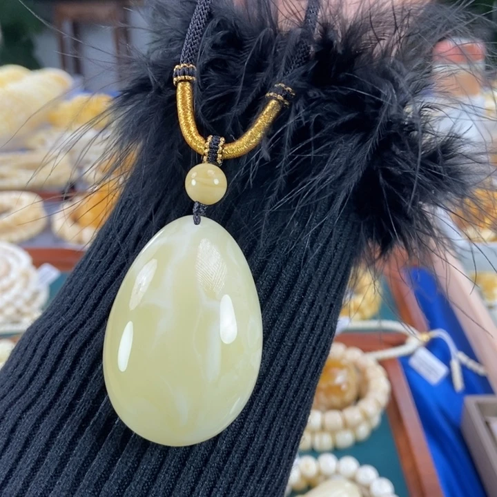 琥珀未镶嵌珠宝奇石24.52白花蜡水滴吊坠