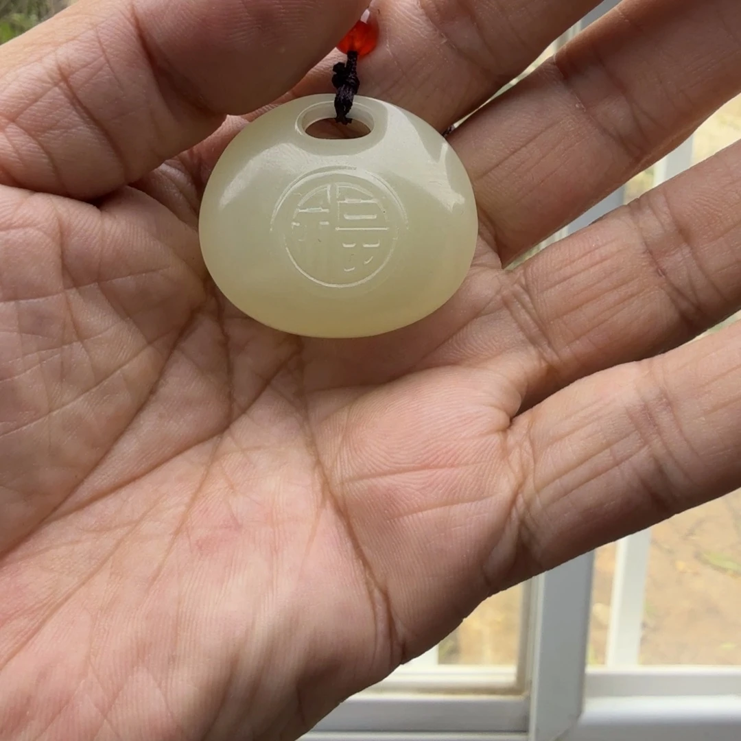 玉黄口色胖如意锁吊坠