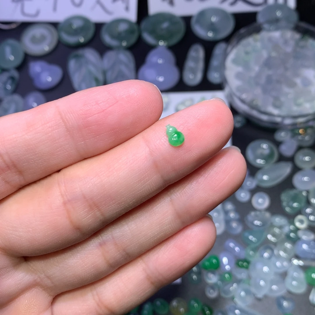 翡翠未镶嵌颈饰绿葫芦