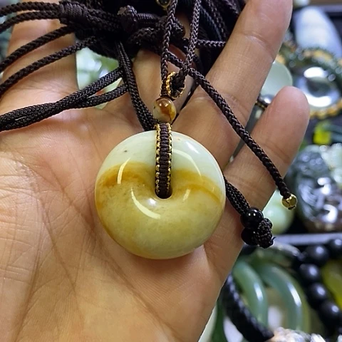 岫玉未镶嵌颈饰一个