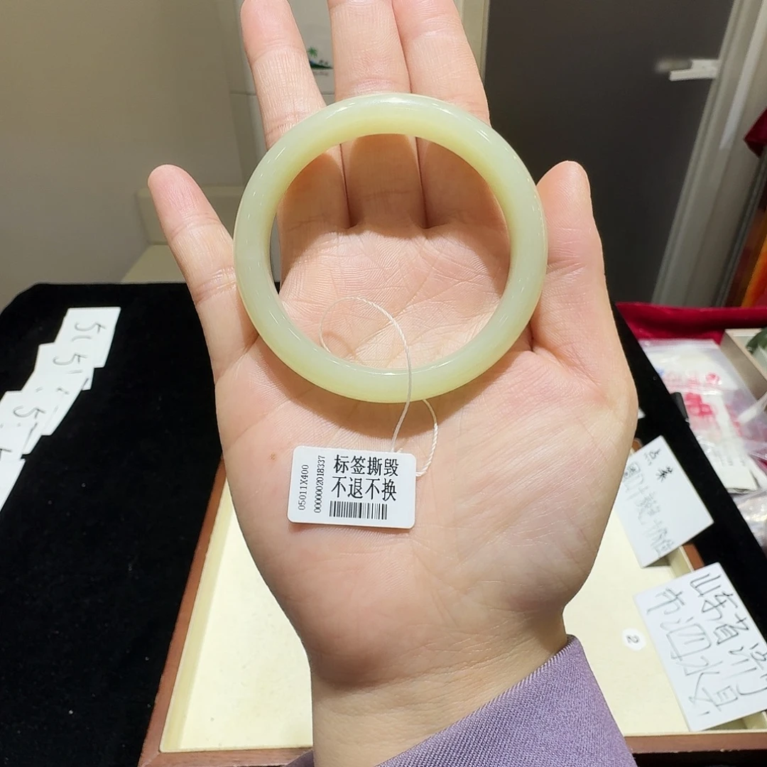 柚****和田玉未镶嵌手镯361