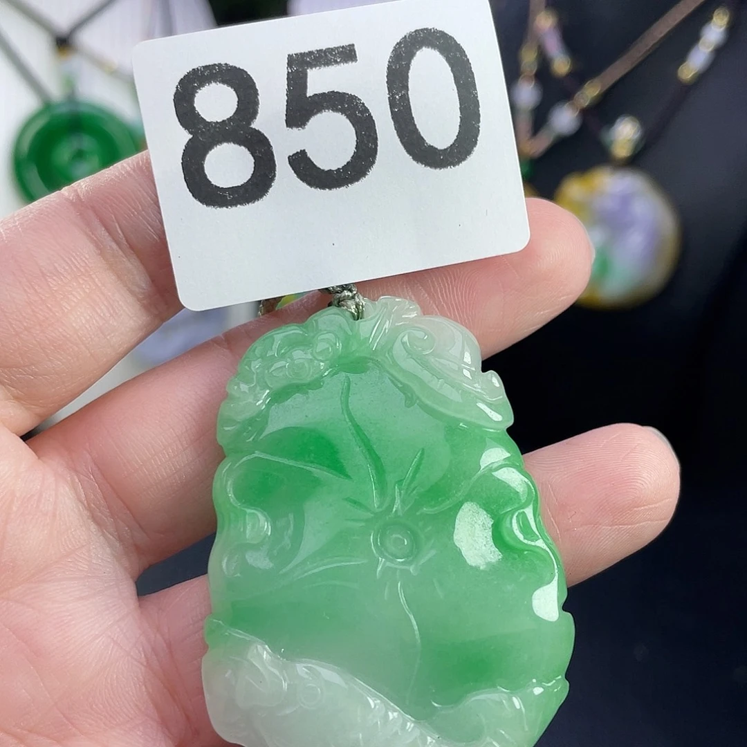 翡翠未镶嵌吊坠(赠链)