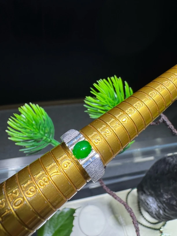 缅甸翡翠A货18K金镶嵌戒指