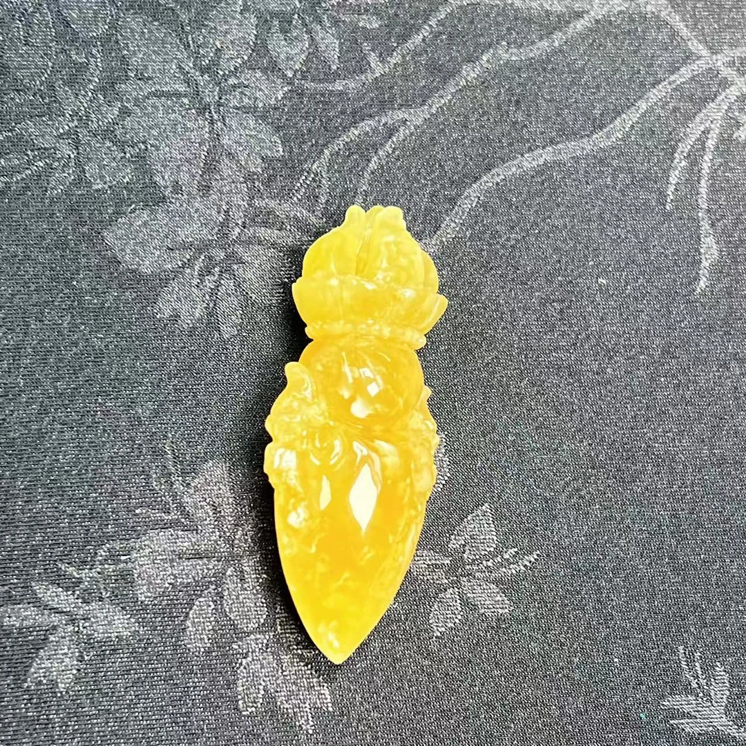 蜜蜡颈饰金刚杵造型