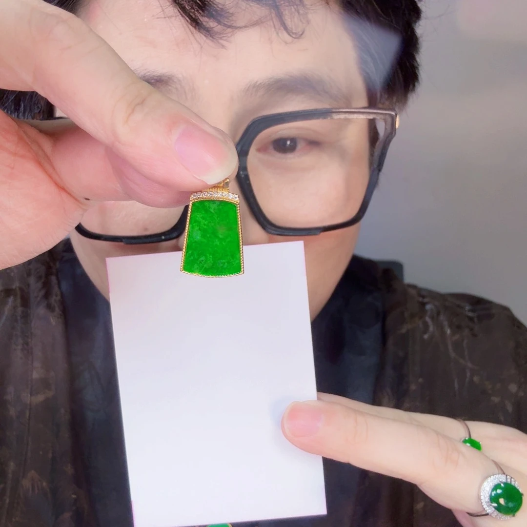 翡翠未镶嵌颈饰一件