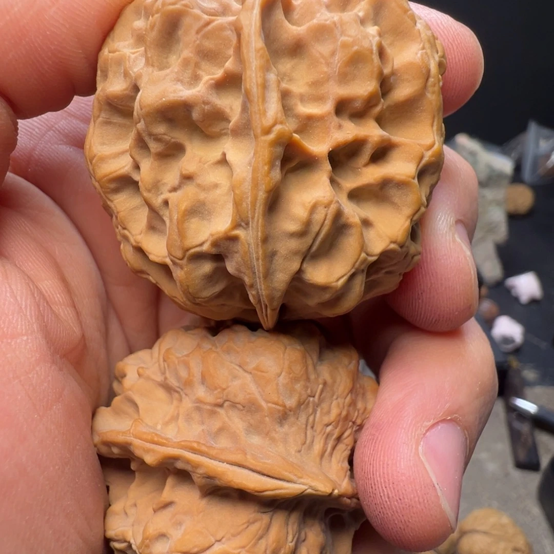 文玩核桃吊坠七彩皇冠42mm