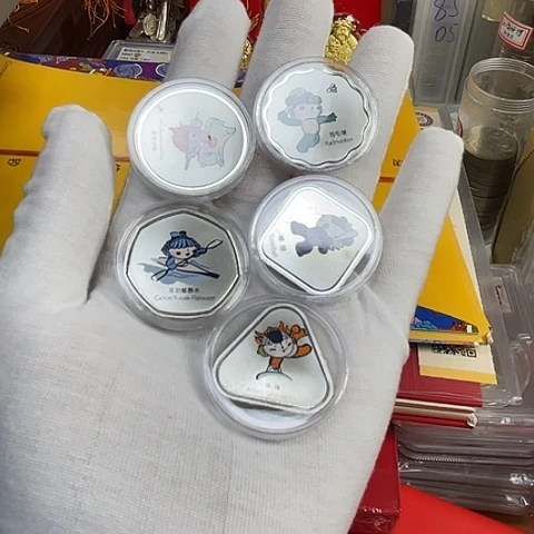 其他普通金属体育项目纪念章五枚不同形状，，，，