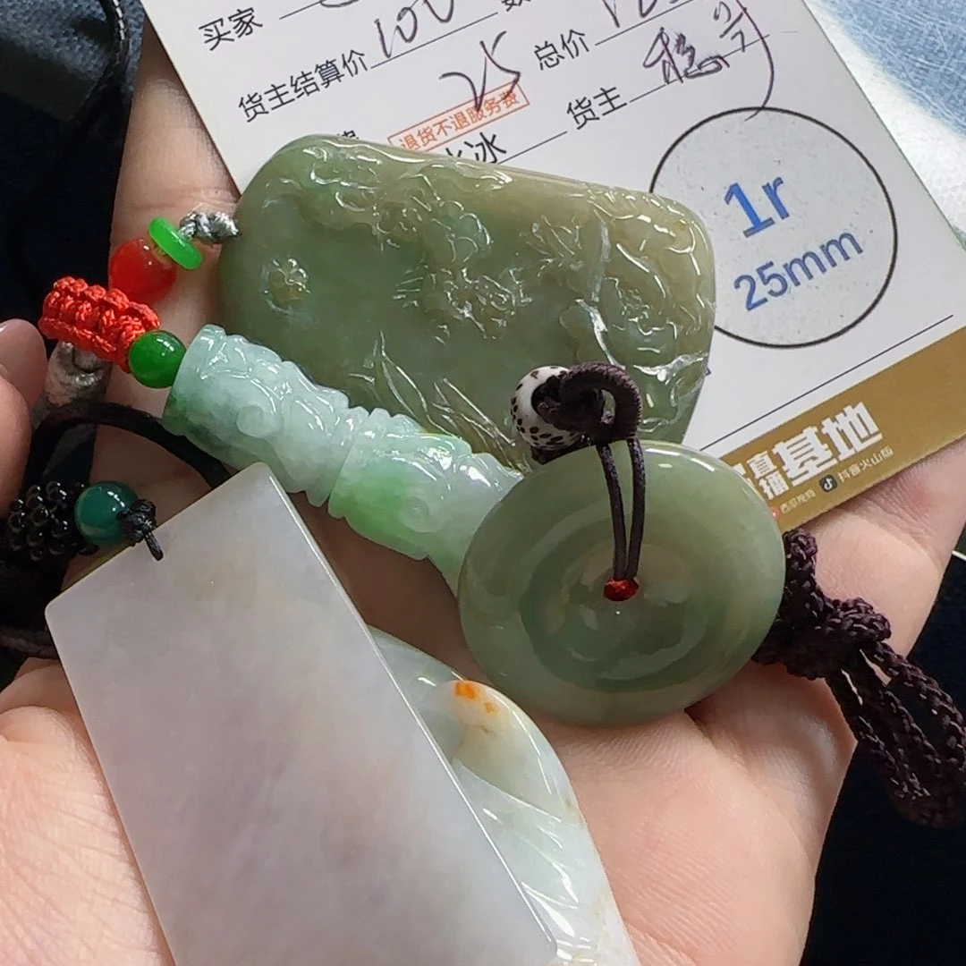 翡翠颈饰未镶嵌宇*