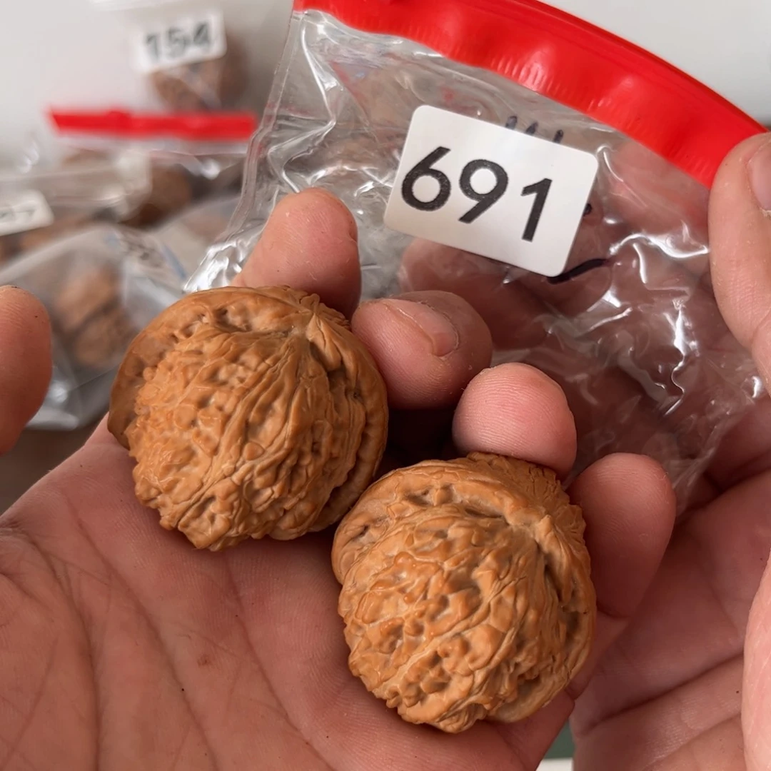 吊坠文玩核桃英**瘦白狮子38