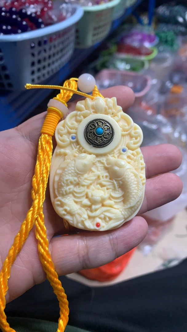 D 303 白双鱼戏珠手持