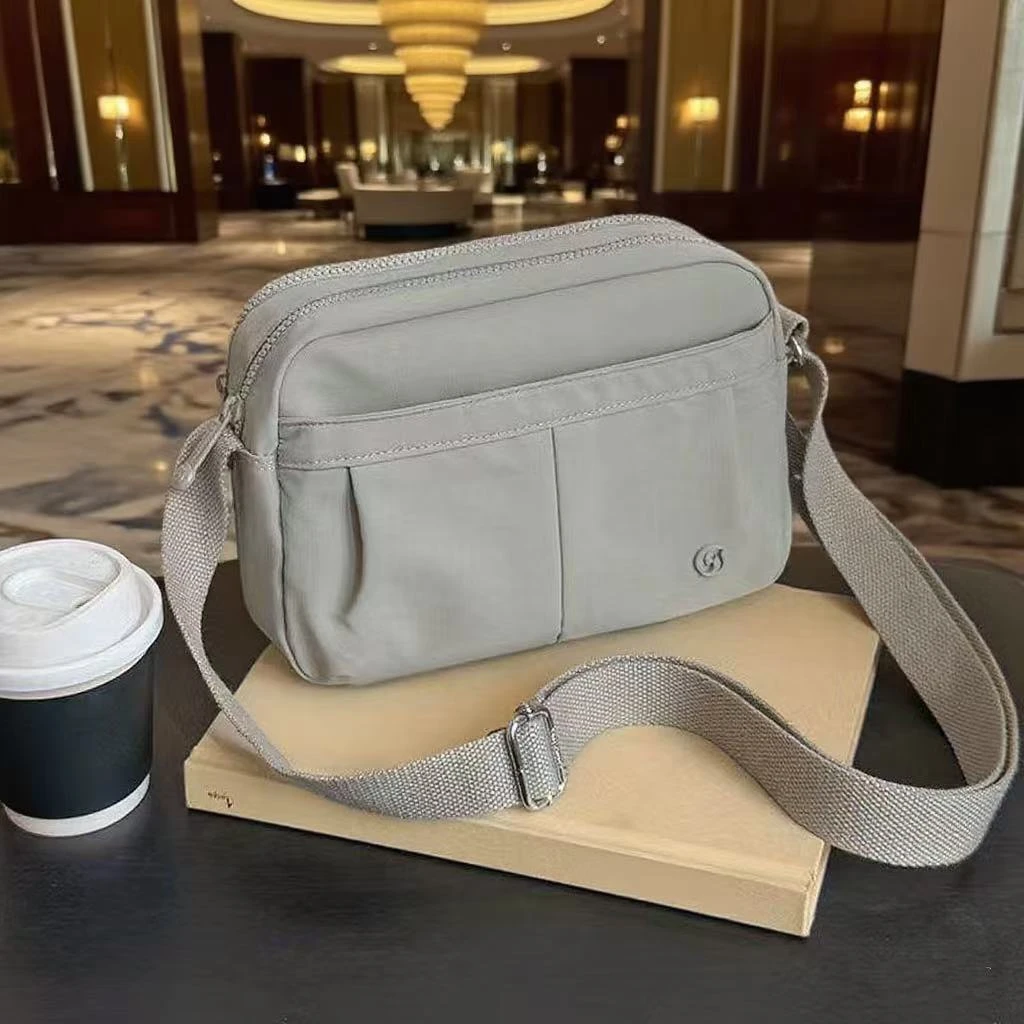 包包女爆款新款单肩斜挎包纯色百搭通勤包多隔层休闲包防泼水布包