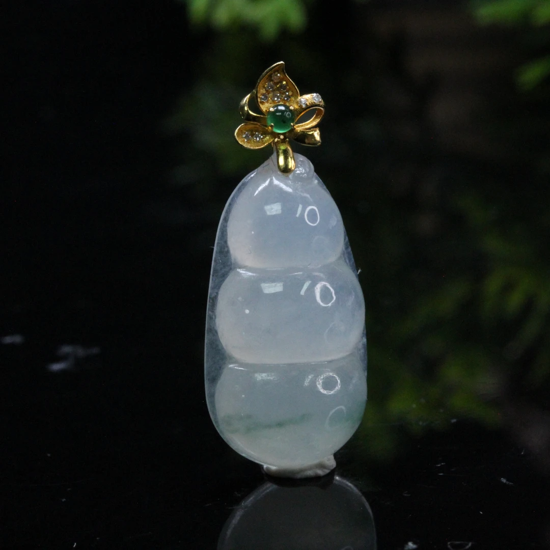 天然缅甸翡翠A货18K金镶飘花豆载鸿福福豆吊坠/1228129/拍卖