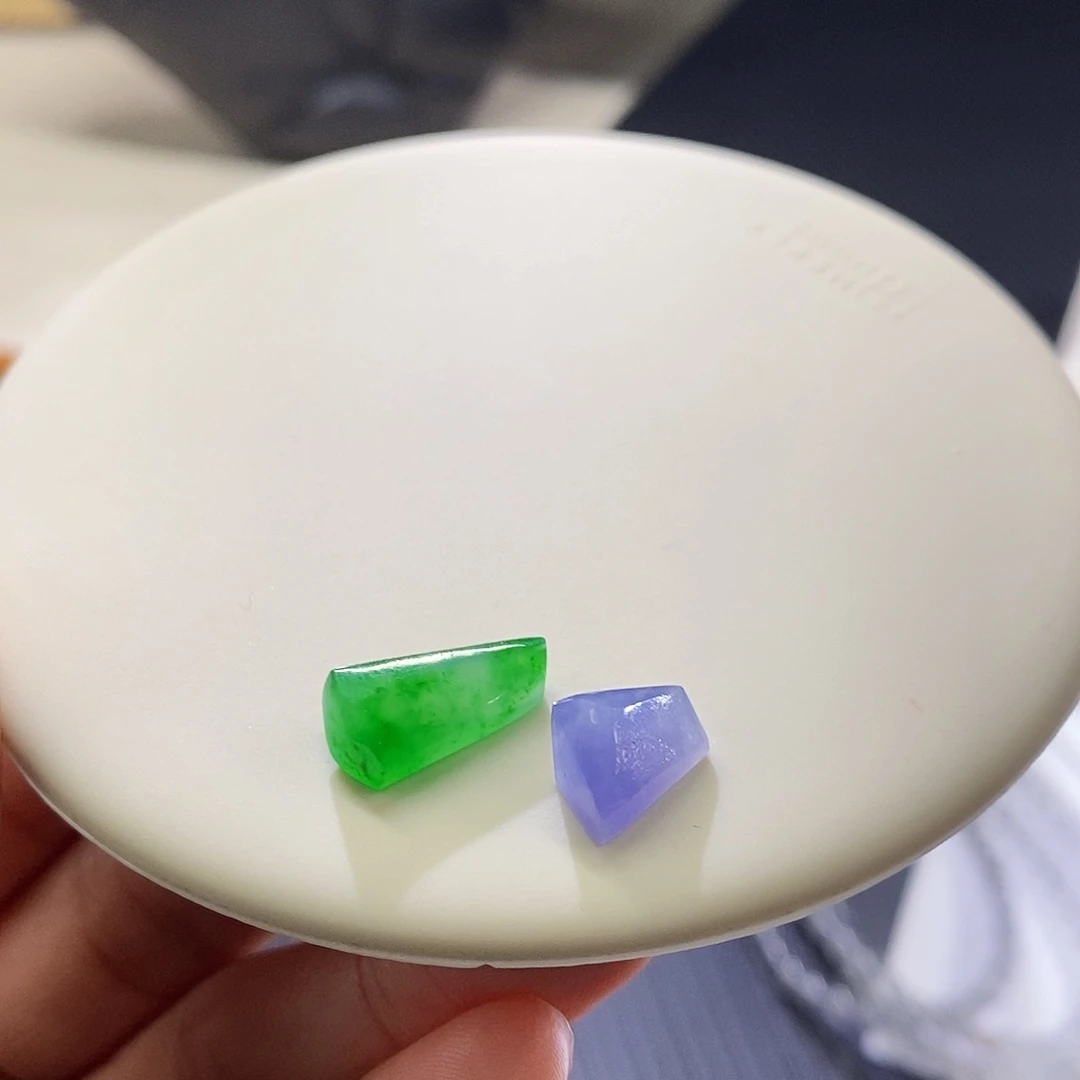 翡翠挂件未镶嵌一对随行