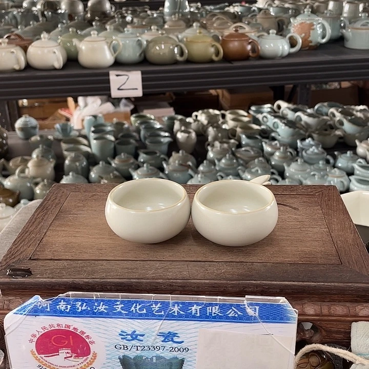 摆件月白釉圆禅定杯一对