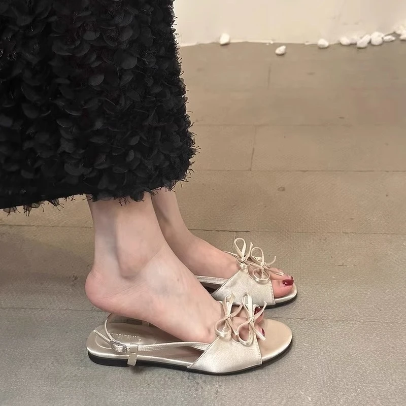 绸缎面蝴蝶结露趾平底软底凉鞋女2025夏季新款圆头外穿平跟凉拖鞋