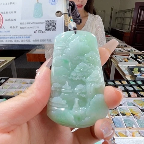翡翠未镶嵌颈饰一个