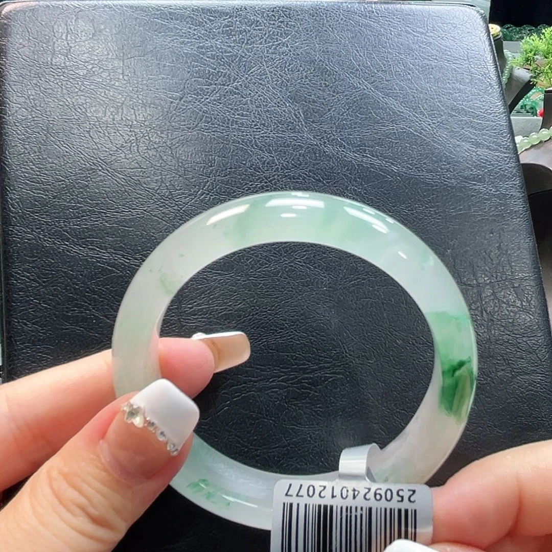 石英质玉（非洲翠）未镶嵌手镯