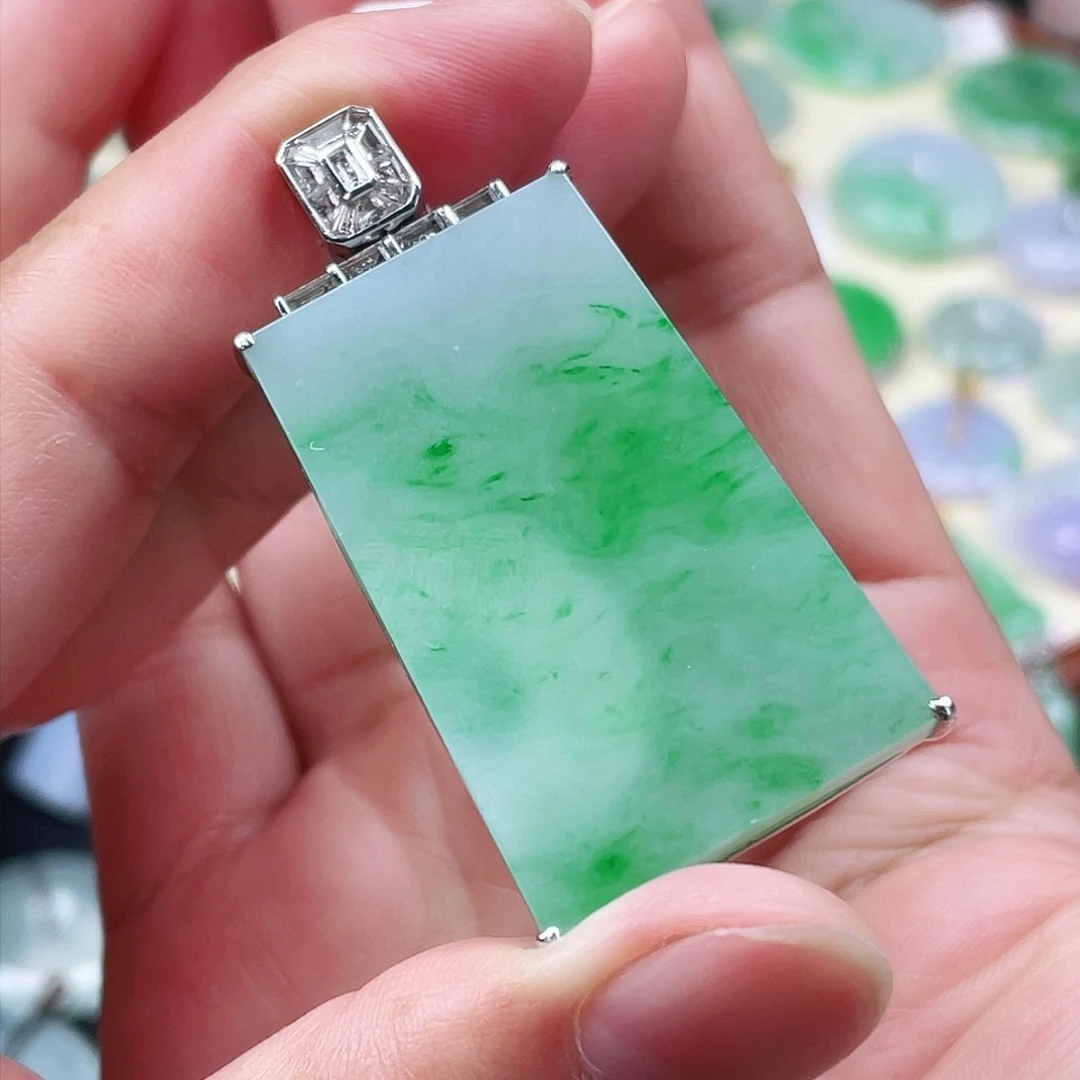 颈饰18K金镶嵌翡翠无事牌