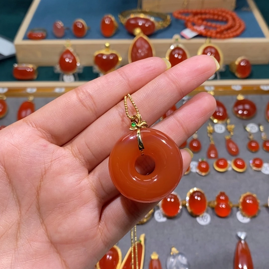 南红玛瑙18K金镶嵌颈饰