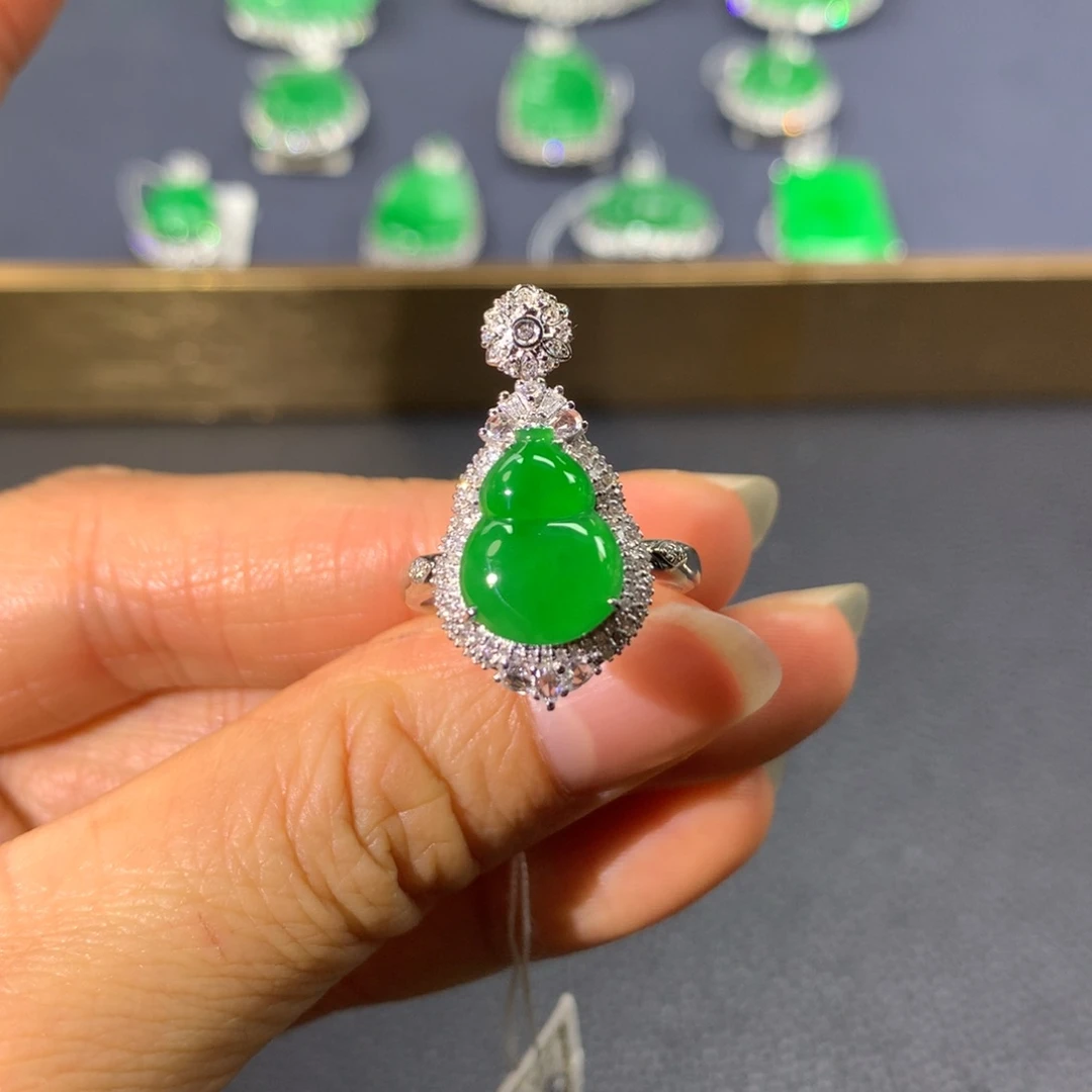 翡翠戒指18K金镶嵌翡翠