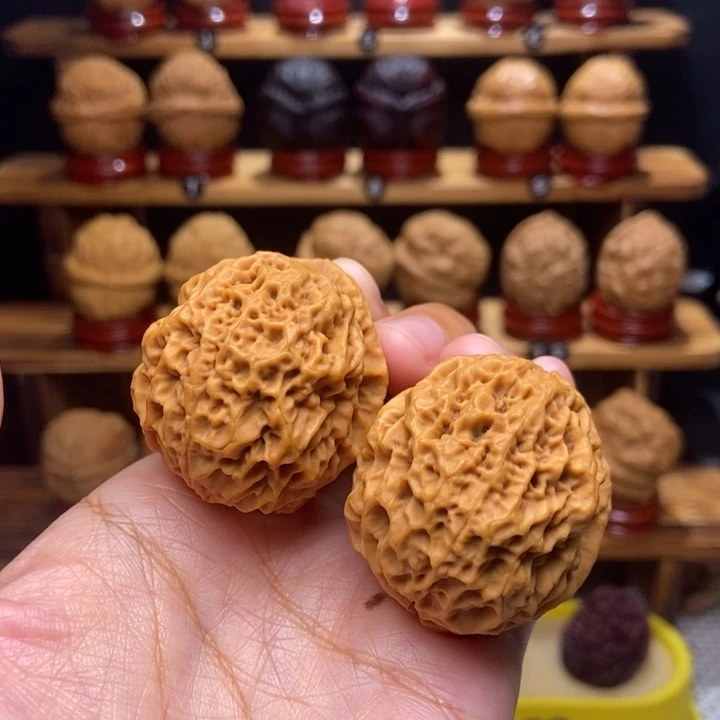 文玩核桃吊坠铁绣球10