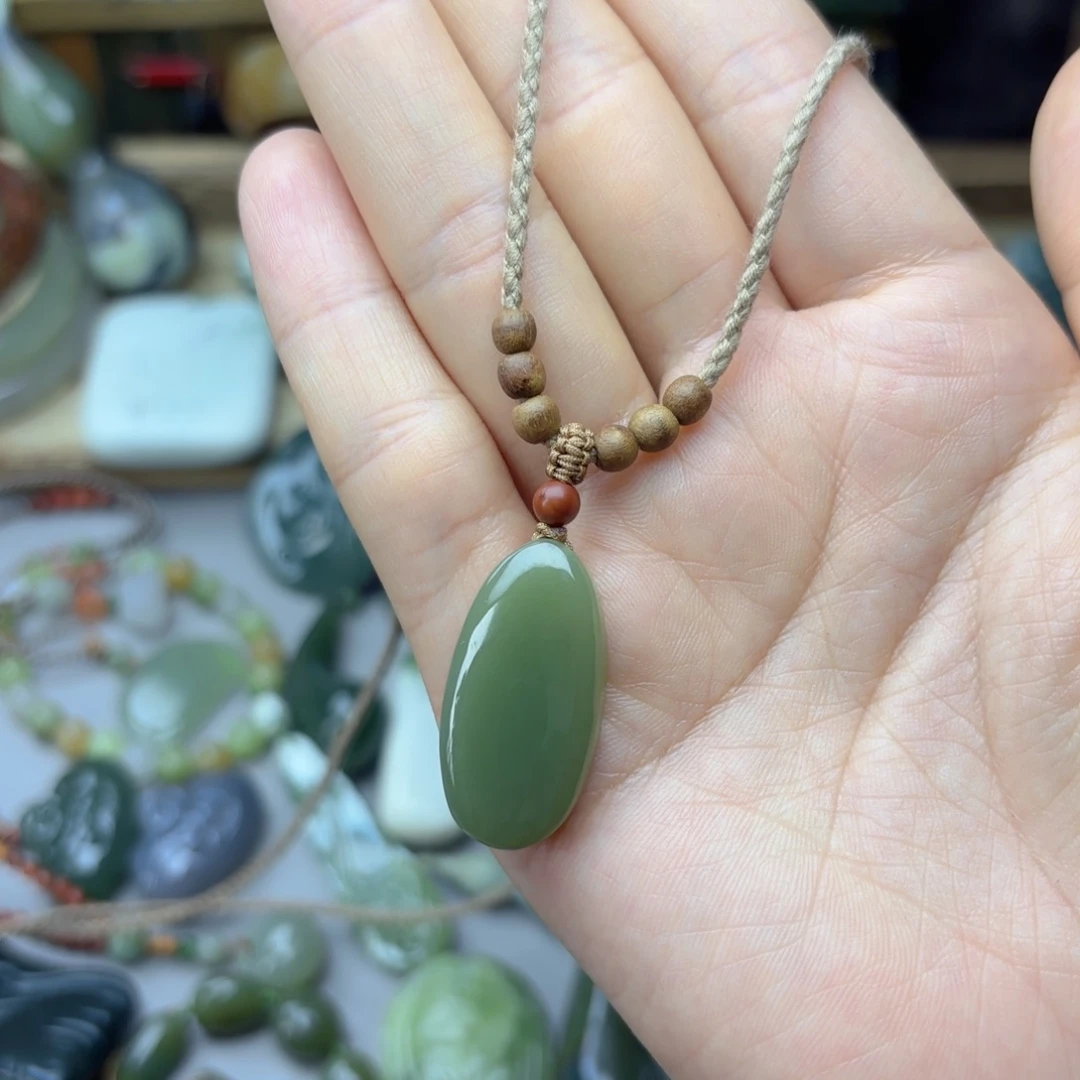 颈饰未镶嵌透闪石质玉