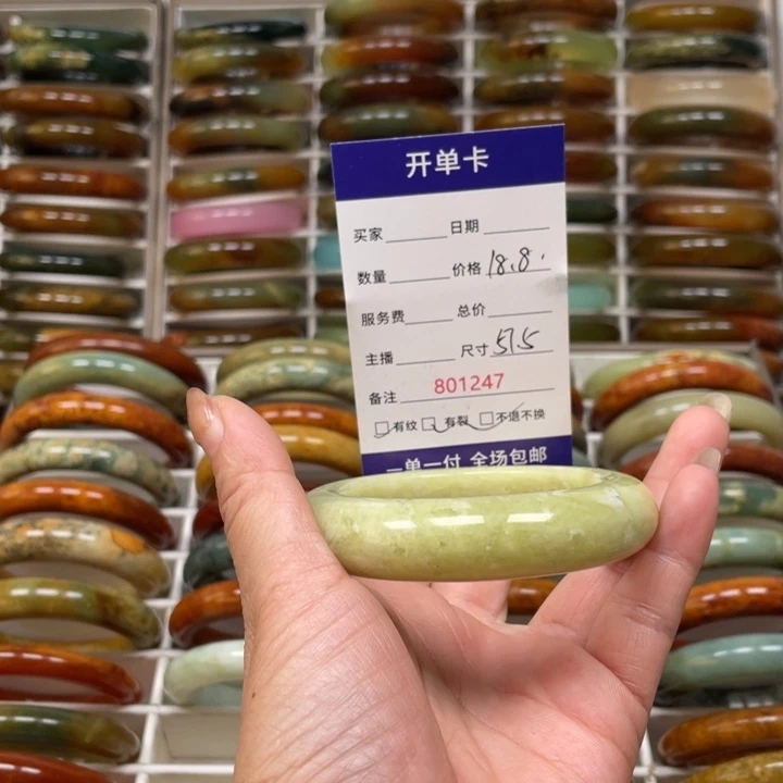 晓***贝蛇纹石玉未镶嵌手镯