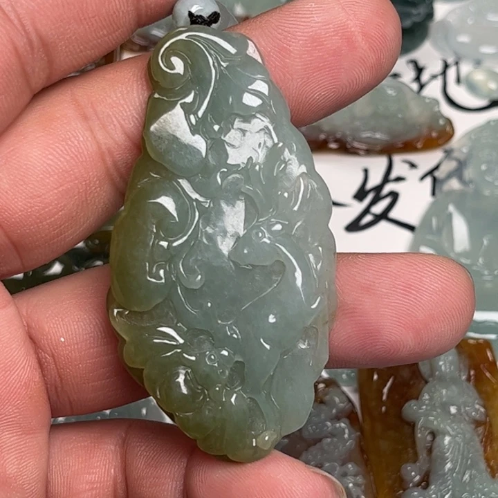 翡翠未镶嵌颈饰鹿