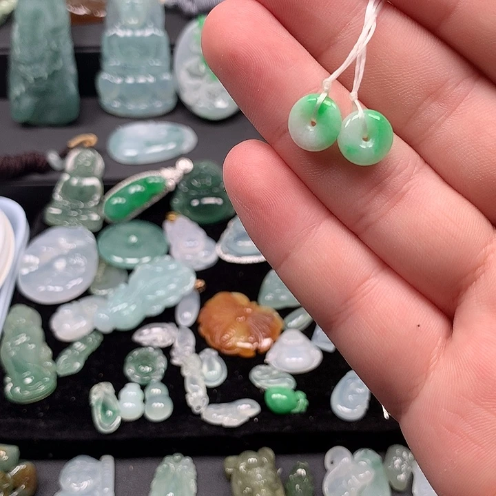 翡翠未镶嵌颈饰翡翠首饰