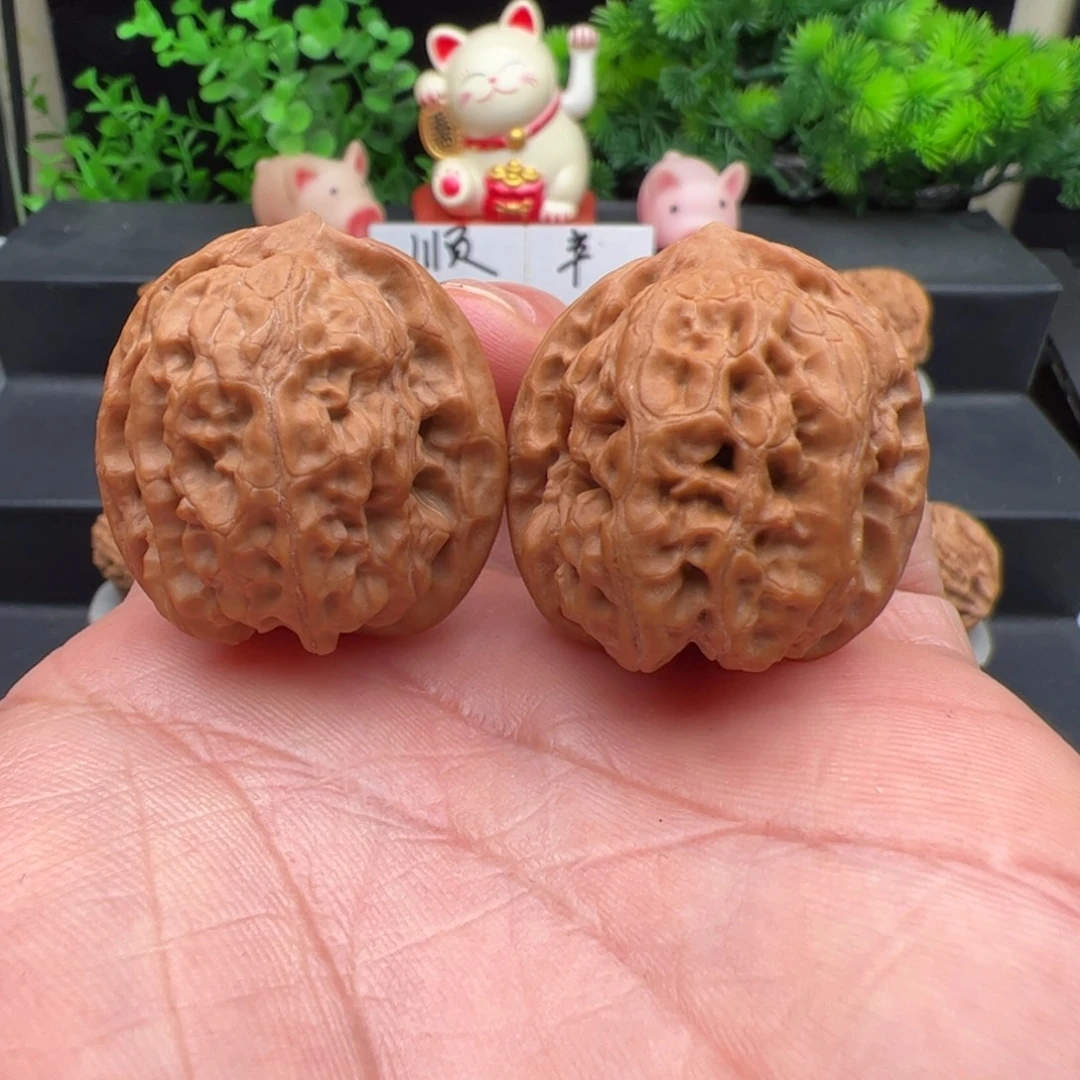 文玩核桃把件昌平磐石，尺寸34，不包邮，顺丰到付邮费