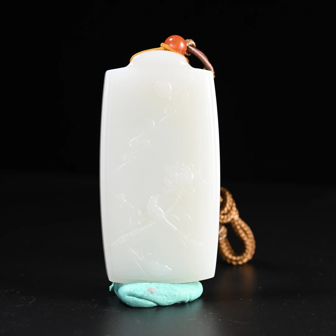 Lot8830 25YU105633和田玉山水牌佩/保利