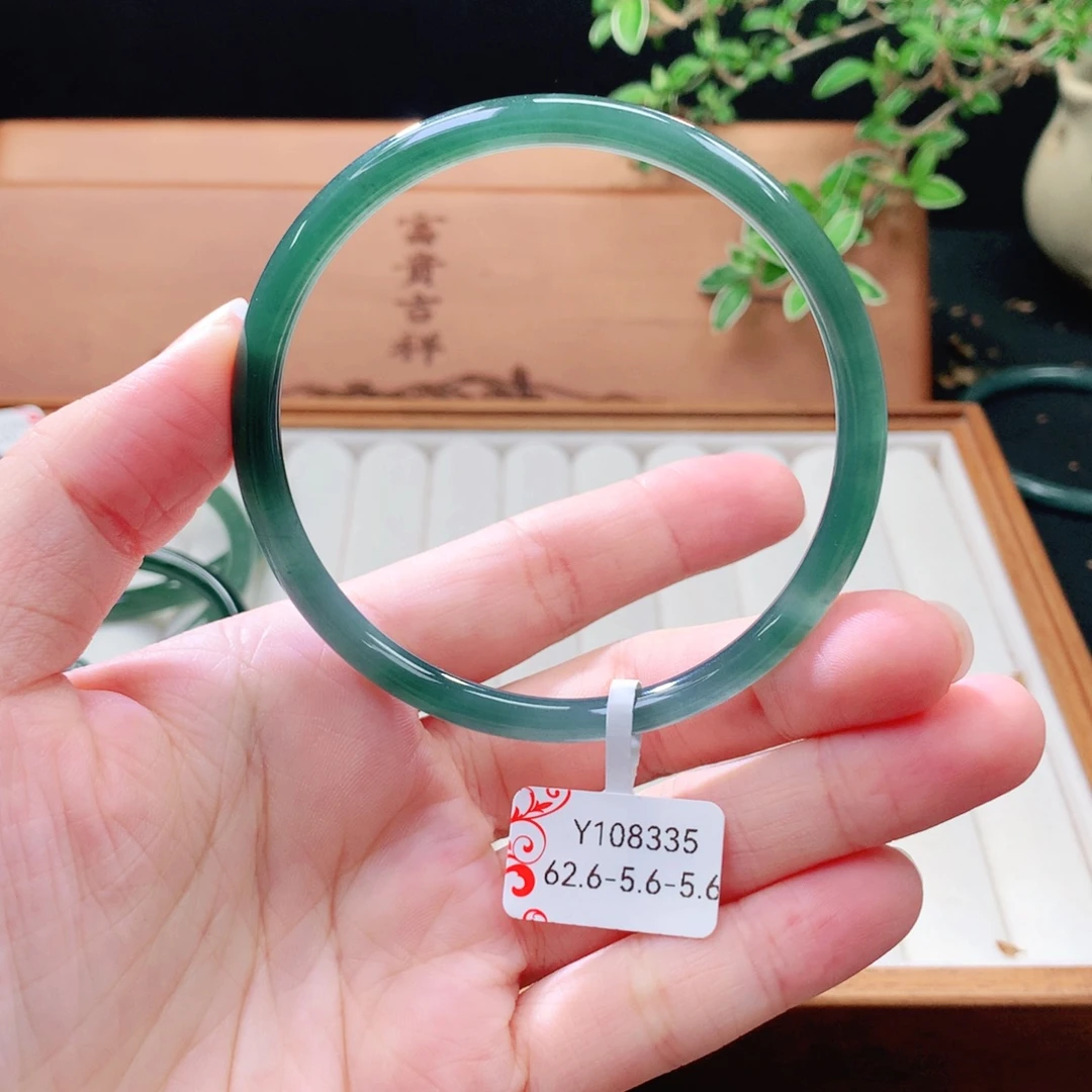 翡翠未镶嵌手镯（圆镯）