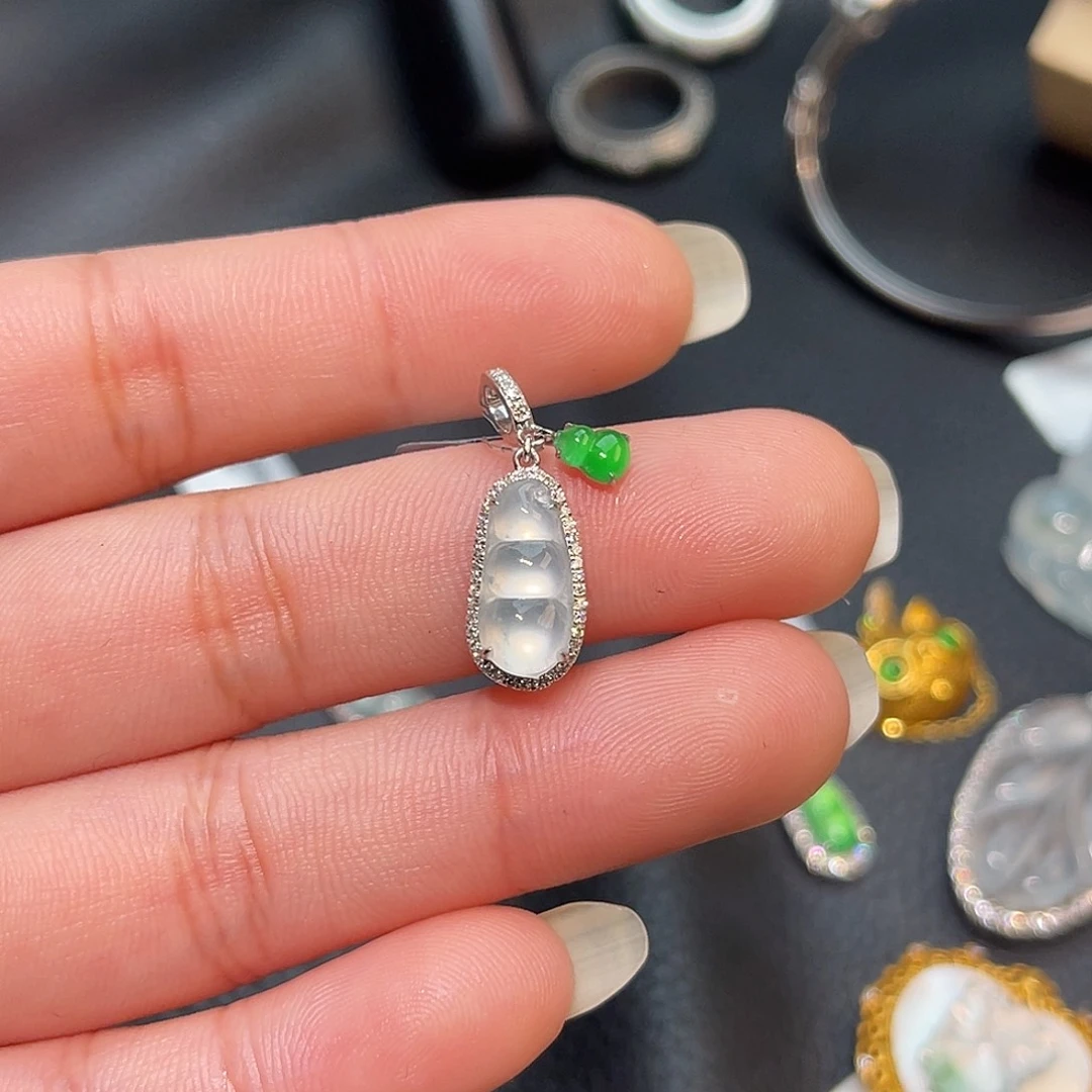 翡翠18K金镶嵌颈饰豆子