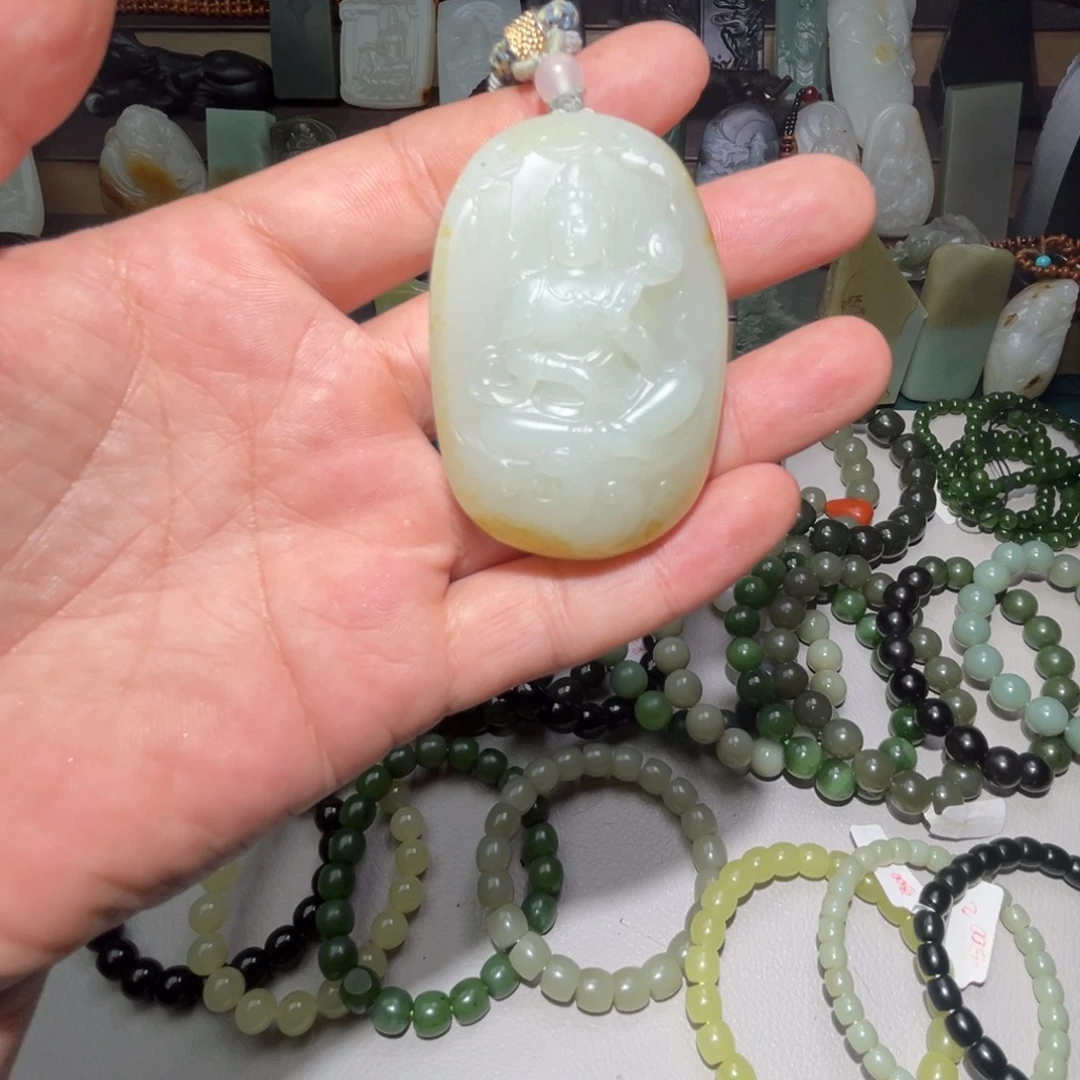 带***士和田玉未镶嵌颈饰