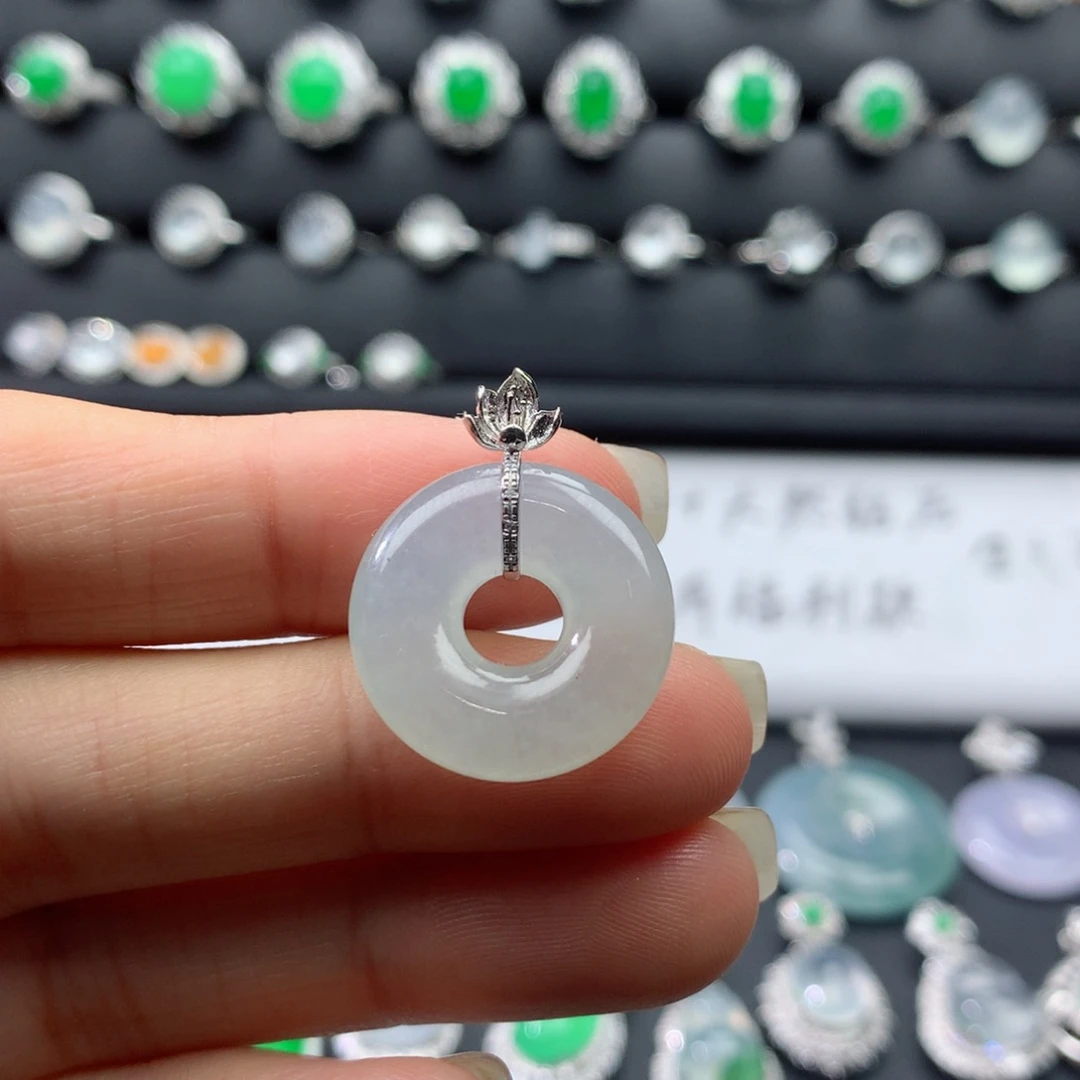 颈饰18K金镶嵌翡翠